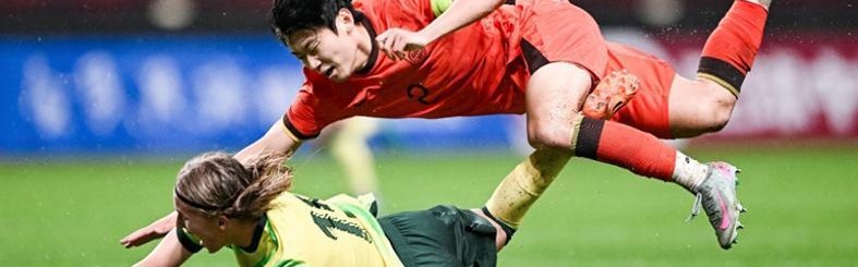 开云娱乐-杨铭锐太凶了！U19国青2-4袋鼠 小苗独了 场地太坑了！久尔太水了