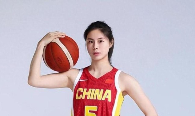 中国女篮战胜捷克女篮！听听各界媒体专家怎么说，苏群一针见血